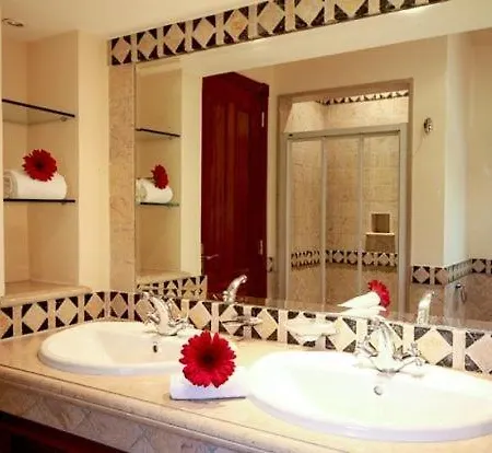 Sleeps 13 Pool Air Con Wifi וילה קינטה דו לאגו
